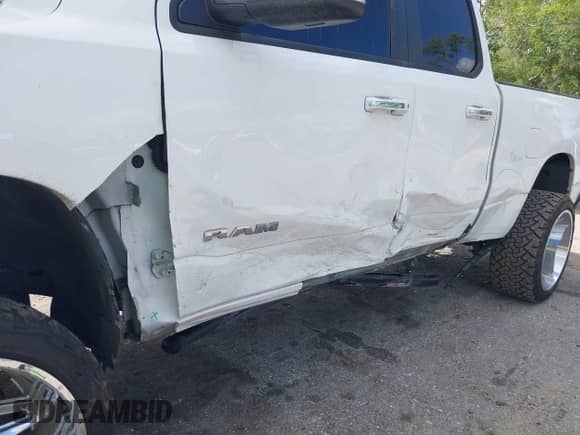 2020 Ram 1500 Big Horn z VIN 1C6RREBT8LN357605, wystawiony jako IAAI lot #41937861 z przebiegiem 69 258 mil mil oraz . Historia ofert i sprzedaży dostępna na DreamBid. Obrazek 6.