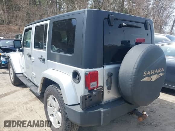 2007 Jeep Wrangler Unlimited Sahara z VIN 1J4GA59167L195254, wystawiony jako IAAI lot #41945934 z przebiegiem 252 496 mil mil oraz . Historia ofert i sprzedaży dostępna na DreamBid. Obrazek 3.