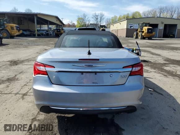 2014 Chrysler 200 Touring z VIN 1C3BCBEG1EN112029, wystawiony jako Copart lot #52718215 z przebiegiem 52 922 mil mil oraz Szkoda całkowita • Salvage title. Historia ofert i sprzedaży dostępna na DreamBid. Obrazek 6.