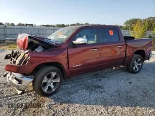 2020 Ram 1500 Laramie z VIN 1C6SRFJM5LN138649, wystawiony jako Copart lot #71438955 z przebiegiem 125 772 mil mil oraz Szkoda całkowita • Salvage title. Historia ofert i sprzedaży dostępna na DreamBid. Obrazek 1.