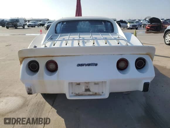 1977 Chevrolet Corvette z VIN 1Z37L7S435042, wystawiony jako Copart lot #44217135 z przebiegiem 72 182 mil mil oraz Czysty tytuł • Clean title. Historia ofert i sprzedaży dostępna na DreamBid. Obrazek 6.