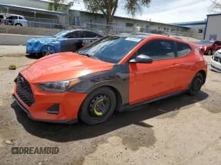 2019 Hyundai Veloster Turbo R-Spec z VIN KMHTH6AB9KU005682, wystawiony jako Copart lot #59698485 z przebiegiem 77 171 mil mil oraz Szkoda całkowita • Salvage title. Historia ofert i sprzedaży dostępna na DreamBid. Obrazek 1.