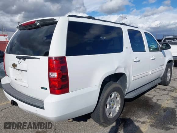 2010 Chevrolet Suburban LT z VIN 1GNUCJE05AR210539, wystawiony jako IAAI lot #41805107 z przebiegiem 166 305 mil mil oraz . Historia ofert i sprzedaży dostępna na DreamBid. Obrazek 6.