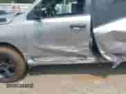 2023 Ram 1500 Tradesman z VIN 1C6SRFGT1PN639249, wystawiony jako IAAI lot #42367264 z przebiegiem 66 072 mil mil oraz . Historia ofert i sprzedaży dostępna na DreamBid. Obrazek 6.