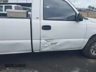 2005 Chevrolet Silverado 1500 Work Truck z VIN 1GCEC14Z55Z248288, wystawiony jako IAAI lot #43409980 z przebiegiem 279 366 mil mil oraz . Historia ofert i sprzedaży dostępna na DreamBid. Obrazek 6.