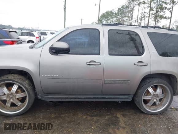 2009 Chevrolet Tahoe 1LT z VIN 1GNEC23359R235413, wystawiony jako IAAI lot #41661328 z przebiegiem 207 225 mil mil oraz . Historia ofert i sprzedaży dostępna na DreamBid. Obrazek 14.