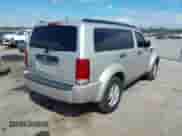 2008 Dodge Nitro SXT z VIN 1D8GT28K78W274510, wystawiony jako IAAI lot #43472330 z przebiegiem 200 084 mil mil oraz . Historia ofert i sprzedaży dostępna na DreamBid. Obrazek 4.