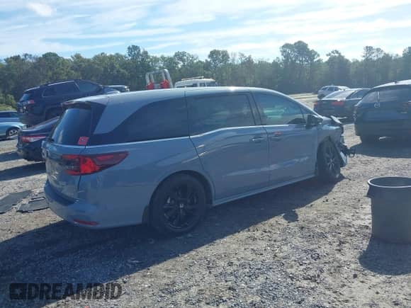 2024 Honda Odyssey Sport z VIN 5FNRL6H77RB065378, wystawiony jako IAAI lot #43385419 z przebiegiem 18 405 mil mil oraz . Historia ofert i sprzedaży dostępna na DreamBid. Obrazek 4.