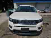 2019 Jeep Compass Latitude z VIN 3C4NJCBB6KT715423, wystawiony jako Copart lot #55070705 z przebiegiem 74 576 mil mil oraz Szkoda całkowita • Salvage title. Historia ofert i sprzedaży dostępna na DreamBid. Obrazek 5.