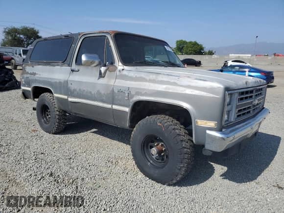 1987 Chevrolet Blazer z VIN 1GNEV18C0HF122644, wystawiony jako Copart lot #60716955 z przebiegiem 69 232 mil mil oraz Czysty tytuł • Clean title. Historia ofert i sprzedaży dostępna na DreamBid. Obrazek 4.