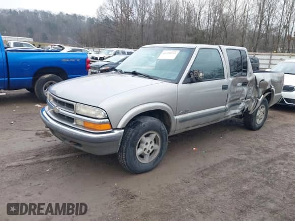 2001 Chevrolet S-10 LS with VIN 1GCDT13W41K176585, listed as a IAAI auction lot 41428911 with 114,733 mi miles and . Bid and sale history available at DreamBid. Image 2.