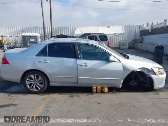 2006 Honda Accord with NAVI z VIN JHMCN36506C000038, wystawiony jako IAAI lot #43012636 z przebiegiem 164 211 mil mil oraz . Historia ofert i sprzedaży dostępna na DreamBid. Obrazek 14.