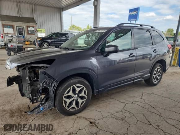 2020 Subaru Forester Premium z VIN JF2SKAJC5LH506061, wystawiony jako Copart lot #69974045 z przebiegiem 131 394 mil mil oraz Szkoda całkowita • Salvage title. Historia ofert i sprzedaży dostępna na DreamBid. Obrazek 1.