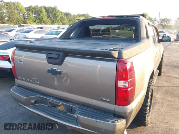 2009 Chevrolet Avalanche LTZ z VIN 3GNFK320X9G207224, wystawiony jako IAAI lot #42583268 z przebiegiem 252 397 mil mil oraz . Historia ofert i sprzedaży dostępna na DreamBid. Obrazek 4.