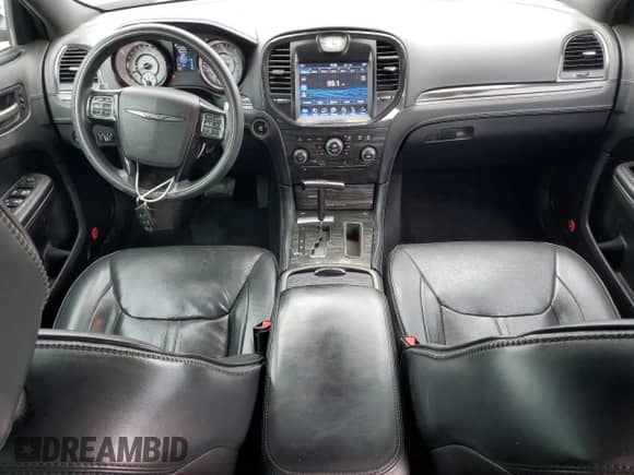 2013 Chrysler 300 C John Varvatos Limited Edition z VIN 2C3CCADT0DH727451, wystawiony jako Copart lot #86244775 z przebiegiem 237 031 mil mil oraz Czysty tytuł • Clean title. Historia ofert i sprzedaży dostępna na DreamBid. Obrazek 8.