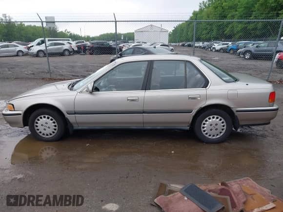 1993 Honda Accord LX z VIN JHMCB7650PC050732, wystawiony jako IAAI lot #42269319 z przebiegiem 77 651 mil mil oraz . Historia ofert i sprzedaży dostępna na DreamBid. Obrazek 14.