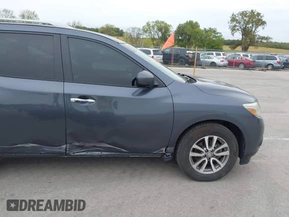 2014 Nissan Pathfinder Platinum with VIN 5N1AR2MN7EC663692, listed as a IAAI auction lot 43281180 with 194,574 mi miles and . Bid and sale history available at DreamBid. Image 6.