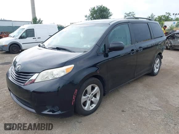 2015 Toyota Sienna LE AAS z VIN 5TDKK3DC8FS688750, wystawiony jako IAAI lot #42850729 z przebiegiem 192 472 mil mil oraz . Historia ofert i sprzedaży dostępna na DreamBid. Obrazek 2.