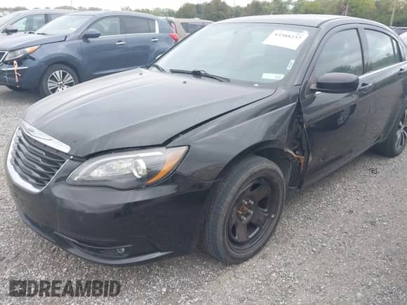 2014 Chrysler 200 Touring z VIN 1C3CCBBBXEN159119, wystawiony jako IAAI lot #43388237 z przebiegiem 137 781 mil mil oraz . Historia ofert i sprzedaży dostępna na DreamBid. Obrazek 6.
