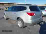 2009 Chevrolet Traverse LS z VIN 1GNEV13D39S156800, wystawiony jako IAAI lot #42684301 z przebiegiem 150 271 mil mil oraz . Historia ofert i sprzedaży dostępna na DreamBid. Obrazek 3.