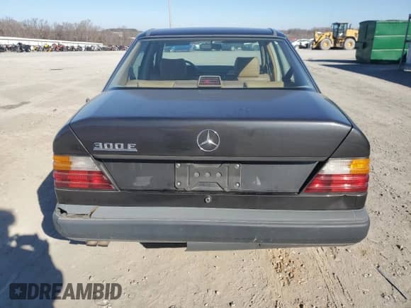 1986 Mercedes-Benz 300 E z VIN WDBEA30D6GA170194, wystawiony jako Copart lot #85961234 z przebiegiem 100 091 mil mil oraz Szkoda całkowita • Salvage title. Historia ofert i sprzedaży dostępna na DreamBid. Obrazek 6.