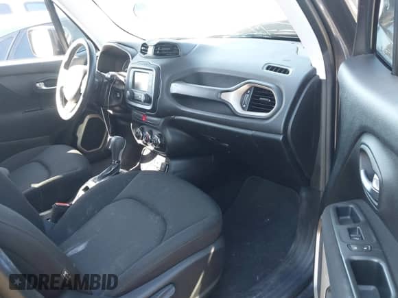 2017 Jeep Renegade Latitude z VIN ZACCJABB5HPF45504, wystawiony jako IAAI lot #42486270 z przebiegiem 67 610 mil mil oraz . Historia ofert i sprzedaży dostępna na DreamBid. Obrazek 5.