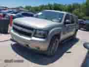 2009 Chevrolet Suburban 1LT z VIN 1GNFC26J89R169907, wystawiony jako IAAI lot #42817134 z przebiegiem 194 554 mil mil oraz . Historia ofert i sprzedaży dostępna na DreamBid. Obrazek 2.