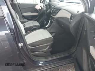 2019 Chevrolet Trax LS z VIN 3GNCJKSB4KL232215, wystawiony jako IAAI lot #43436092 z przebiegiem 32 261 mil mil oraz . Historia ofert i sprzedaży dostępna na DreamBid. Obrazek 5.