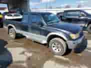 1998 Toyota Tacoma z VIN 4TAWM72N8WZ144489, wystawiony jako Copart lot #46682875 z przebiegiem 238 124 mil mil oraz Czysty tytuł • Clean title. Historia ofert i sprzedaży dostępna na DreamBid. Obrazek 4.