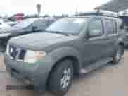 2005 Nissan Pathfinder LE z VIN 5N1AR18U15C703244, wystawiony jako IAAI lot #42194764 z przebiegiem 220 989 mil mil oraz . Historia ofert i sprzedaży dostępna na DreamBid. Obrazek 2.