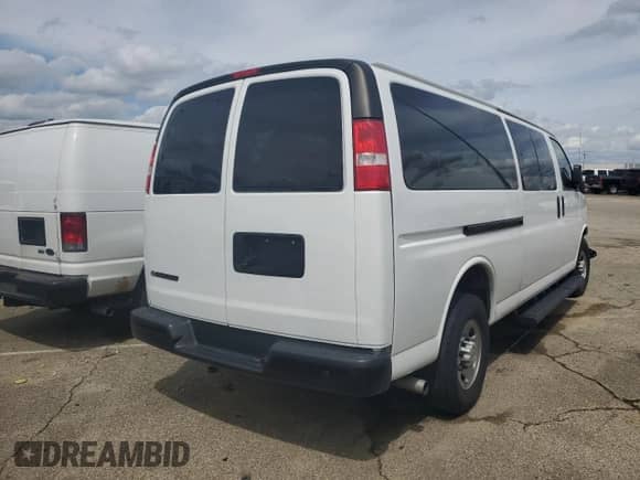 2022 Chevrolet Express Passenger LS с VIN 1GAZGNFP2N1283743, выставлен на аукционе Copart как лот 53305955 с пробегом 31 626 миль миль и Списание • Salvage title. История ставок и продаж доступна на DreamBid. Изображение 3.
