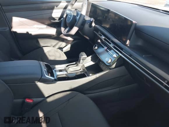 2026 Hyundai Tucson SEL with VIN 5NMJBCDE4TH619064, listed as a IAAI auction lot 43550749 with 1,229 mi miles and . Bid and sale history available at DreamBid. Image 5.