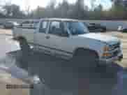 1995 GMC Sierra 1500 z VIN 2GTEC19K4S1556679, wystawiony jako Copart lot #86879064 z przebiegiem 399 030 mil mil oraz Szkoda całkowita • Salvage title. Historia ofert i sprzedaży dostępna na DreamBid. Obrazek 4.