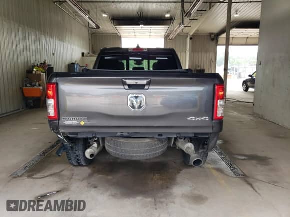 2020 Ram 1500 Big Horn z VIN 1C6SRFMT0LN402167, wystawiony jako Copart lot #59714195 z przebiegiem 89 998 mil mil oraz Szkoda całkowita • Salvage title. Historia ofert i sprzedaży dostępna na DreamBid. Obrazek 6.