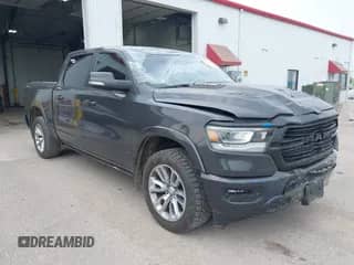 2022 Ram 1500 Laramie z VIN 1C6SRFJM3NN104261, wystawiony jako IAAI lot #42700393 z przebiegiem 99 055 mil mil oraz . Historia ofert i sprzedaży dostępna na DreamBid. Obrazek 1.