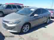 2019 Chevrolet Cruze LT z VIN 1G1BE5SM8K7117383, wystawiony jako IAAI lot #43493081 z przebiegiem 158 083 mil mil oraz . Historia ofert i sprzedaży dostępna na DreamBid. Obrazek 2.