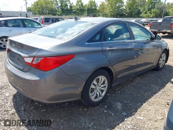 2011 Hyundai Sonata GLS z VIN 5NPEB4AC7BH043806, wystawiony jako IAAI lot #43094672 z przebiegiem 116 387 mil mil oraz . Historia ofert i sprzedaży dostępna na DreamBid. Obrazek 4.