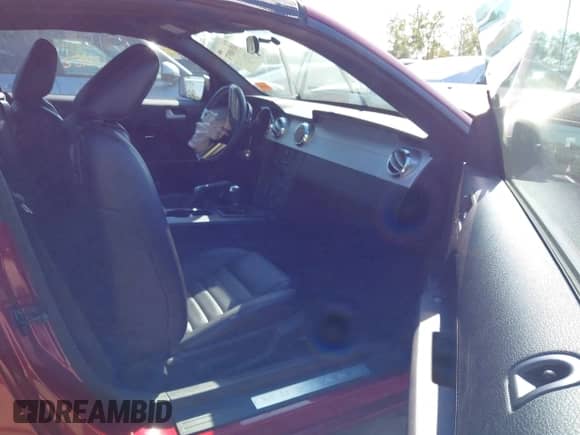 2006 Ford Mustang GT Deluxe z VIN 1ZVFT85H865193554, wystawiony jako IAAI lot #43188971 z przebiegiem 65 402 mil mil oraz . Historia ofert i sprzedaży dostępna na DreamBid. Obrazek 5.