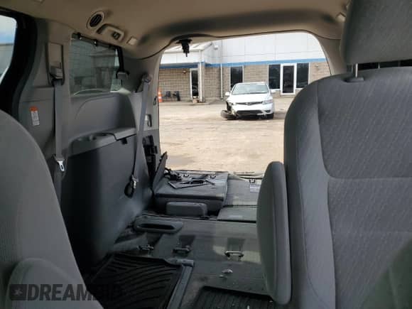 2018 Toyota Sienna LE z VIN 5TDJZ3DC0JS189263, wystawiony jako Copart lot #47955755 z przebiegiem 186 394 mil mil oraz Szkoda całkowita • Salvage title. Historia ofert i sprzedaży dostępna na DreamBid. Obrazek 10.