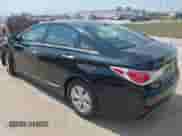 2015 Hyundai Sonata z VIN KMHEC4A49FA135322, wystawiony jako IAAI lot #42628463 z przebiegiem 137 143 mil mil oraz . Historia ofert i sprzedaży dostępna na DreamBid. Obrazek 3.