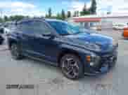 2025 Hyundai Kona N Line S z VIN KM8HBCA33SU190777, wystawiony jako IAAI lot #42639810 z przebiegiem 6 167 mil mil oraz . Historia ofert i sprzedaży dostępna na DreamBid. Obrazek 1.