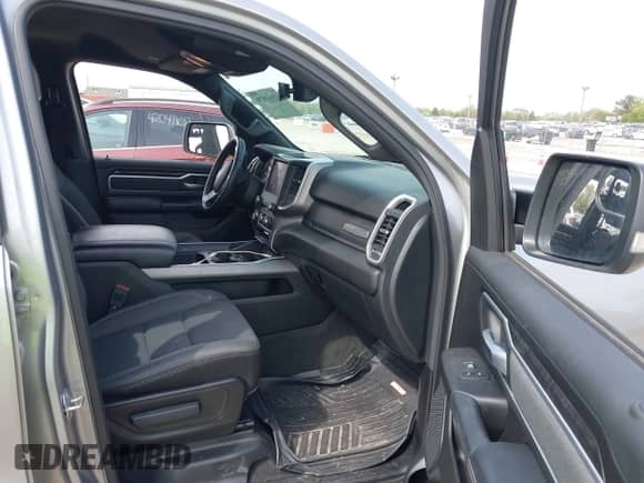 2022 Ram 1500 Big Horn z VIN 1C6RRFFG3NN258356, wystawiony jako IAAI lot #42181879 z przebiegiem 72 696 mil mil oraz . Historia ofert i sprzedaży dostępna na DreamBid. Obrazek 5.