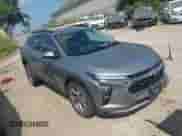 2025 Chevrolet Trax LT с VIN KL77LHEPXSC150240, выставлен на аукционе IAAI как лот 42918991 с пробегом 17 778 миль миль и . История ставок и продаж доступна на DreamBid. Изображение 1.
