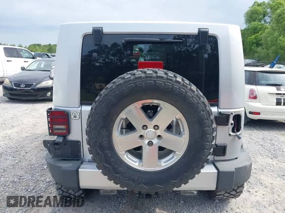 2008 Jeep Wrangler Unlimited Sahara с VIN 1J8GA59138L610451, выставлен на аукционе IAAI как лот 42297978 с пробегом 110 339 миль миль и . История ставок и продаж доступна на DreamBid. Изображение 16.