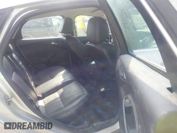 2013 Ford Focus Titanium z VIN 1FADP3J2XDL301612, wystawiony jako IAAI lot #43058686 z przebiegiem 92 471 mil mil oraz . Historia ofert i sprzedaży dostępna na DreamBid. Obrazek 8.