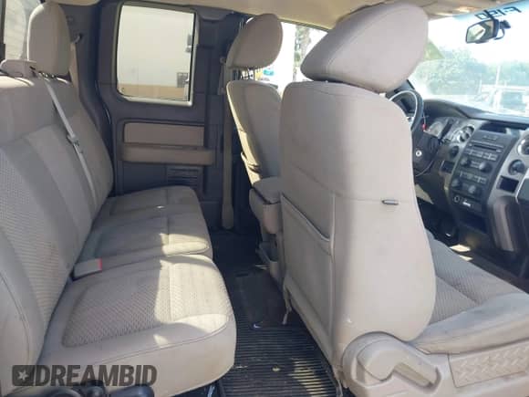 2010 Ford F-150 XL z VIN 1FTFX1EV6AFC55833, wystawiony jako IAAI lot #43377010 z przebiegiem 157 279 mil mil oraz . Historia ofert i sprzedaży dostępna na DreamBid. Obrazek 8.