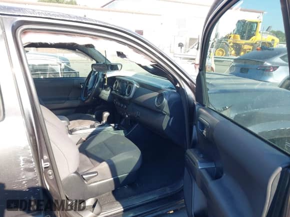2019 Toyota Tacoma SR5 z VIN 3TMCZ5AN2KM231203, wystawiony jako IAAI lot #43203975 z przebiegiem 61 168 mil mil oraz . Historia ofert i sprzedaży dostępna na DreamBid. Obrazek 5.