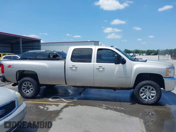 2009 Chevrolet Silverado 3500HD с VIN 1GCHK93649F145666, выставлен на аукционе IAAI как лот 42784176 с пробегом 433 366 миль миль и . История ставок и продаж доступна на DreamBid. Изображение 13.