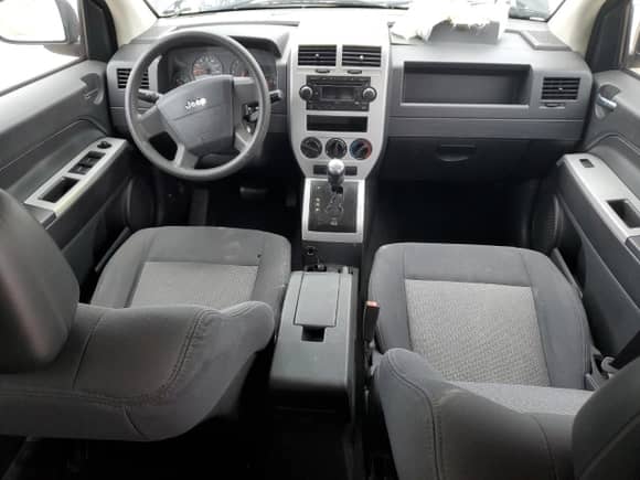 2008 Jeep Compass Sport с VIN 1J8FT470X8D573998, выставлен на аукционе Copart как лот 57999315 с пробегом Не указан миль и На запчасти • Non repairable. История ставок и продаж доступна на DreamBid. Изображение 8.
