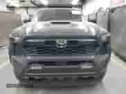 2024 Toyota Tacoma SR5 z VIN 3TMLB5JN7RM065128, wystawiony jako IAAI lot #42327526 z przebiegiem 8 385 mil mil oraz . Historia ofert i sprzedaży dostępna na DreamBid. Obrazek 12.